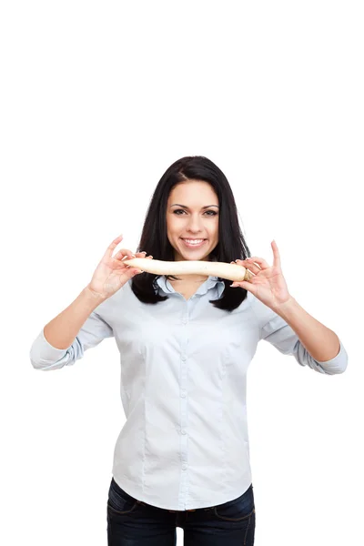 Junge Frau hält rohen Daikon langen Rettich — Stockfoto