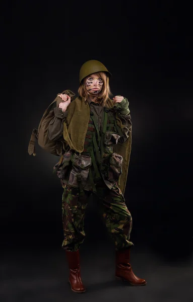 Soldat kvinna i militär uniform — Stockfoto