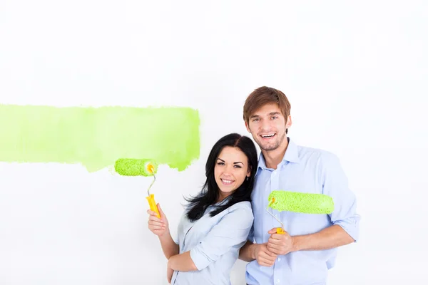 Pintura de pareja en color verde pared blanca — Foto de Stock