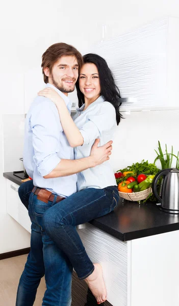 彼らの台所でのカップル — ストック写真
