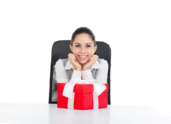 Feliz sorriso animado mulher de negócios com caixa de presente vermelho — Fotografia de Stock
