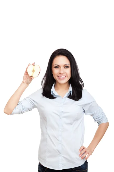Mladá žena drží jablko snížit na polovinu — Stock fotografie