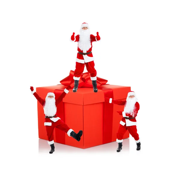 Weihnachtsmann tanzt mit großem Geschenk-Karton — Stockfoto