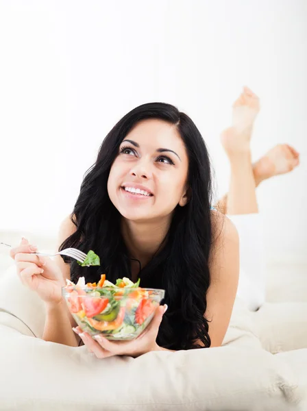 Vrouw die salade eet — Stockfoto