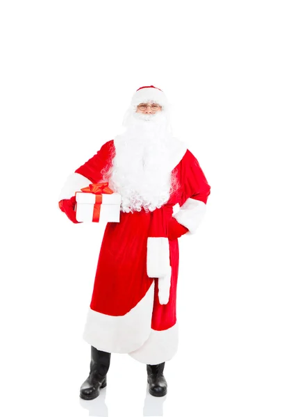 Weihnachtsmann hält Geschenkschachtel — Stockfoto