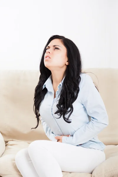 Donna malata tenere per mano il dolore allo stomaco — Foto Stock