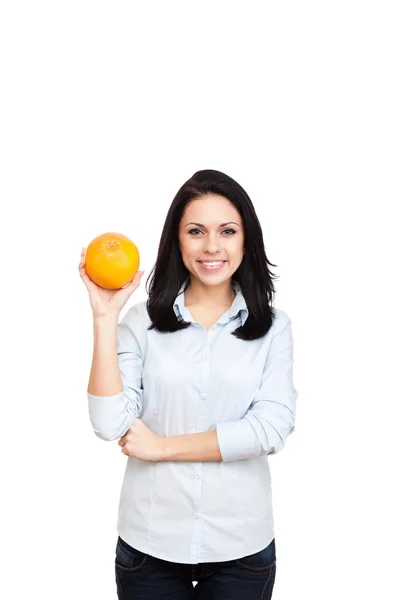 Mujer joven con fruta naranja en la mano — Foto de Stock