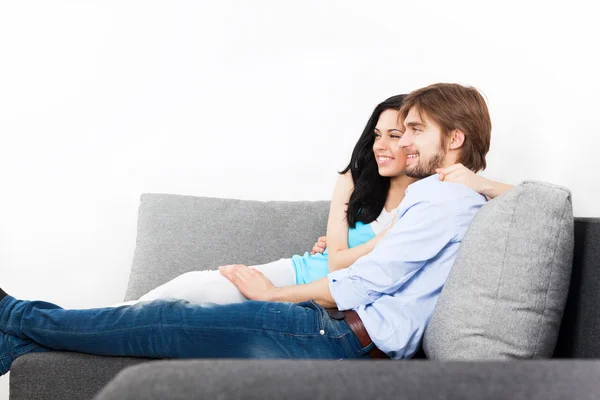 Pareja viendo la televisión en su sala de estar en casa — Foto de Stock