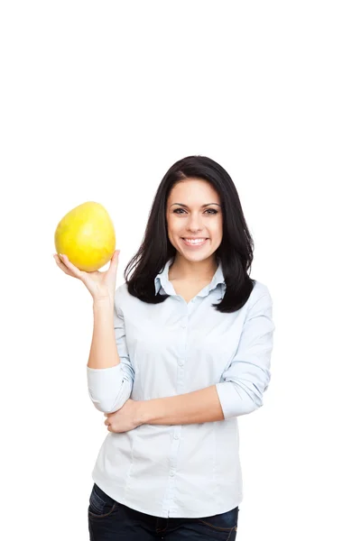 Mujer joven sostiene pomelo fruta — Foto de Stock