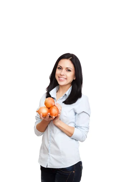 Junge Frau hält Zwiebel — Stockfoto