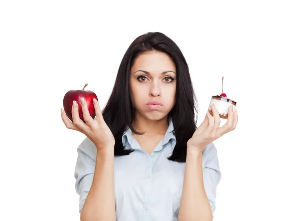 Jeune femme tenir délicieux morceau de gâteau sur l'assiette et pomme rouge — Photo