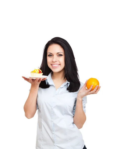 Mujer mantenga delicioso pedazo de pastel y naranja — Foto de Stock