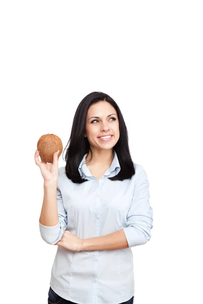 Junge Frau hält rohe Kokosnuss in der Hand — Stockfoto