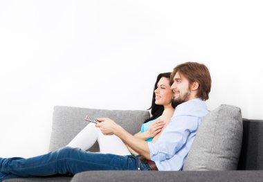 Çift evde oturma odasında TV izliyor