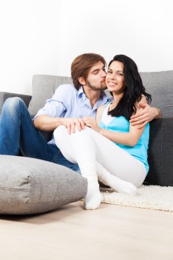 genç bir çift kanepe yakın katta oturan