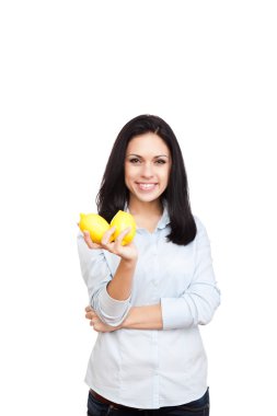 genç kadın tutun limon