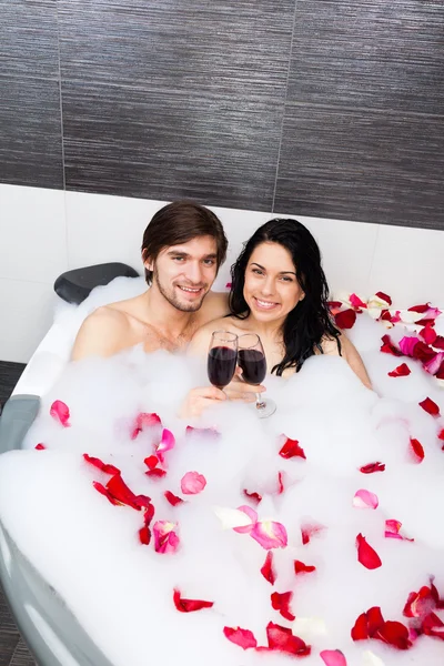 Junges glückliches Paar liegt im Whirlpool — Stockfoto