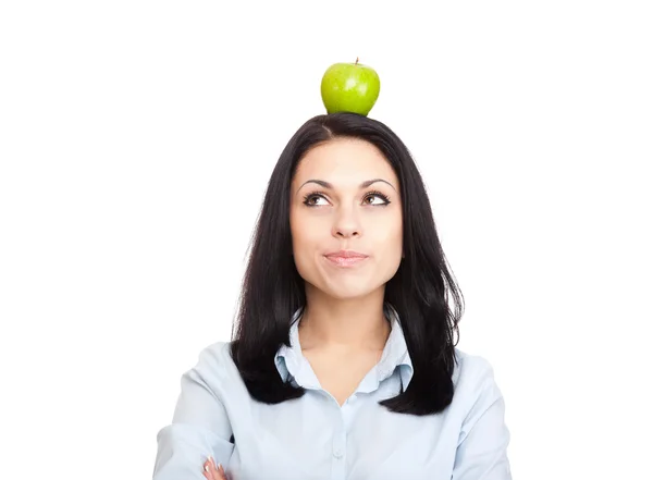 Mladá žena drží čerstvé zelené jablko na hlavu — Stock fotografie