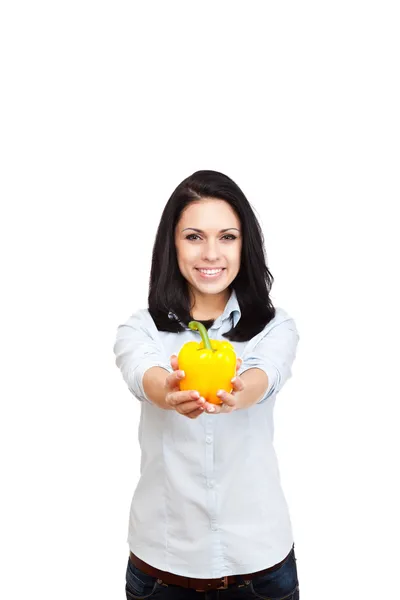 Junge Frau hält Paprika in der Hand — Stockfoto