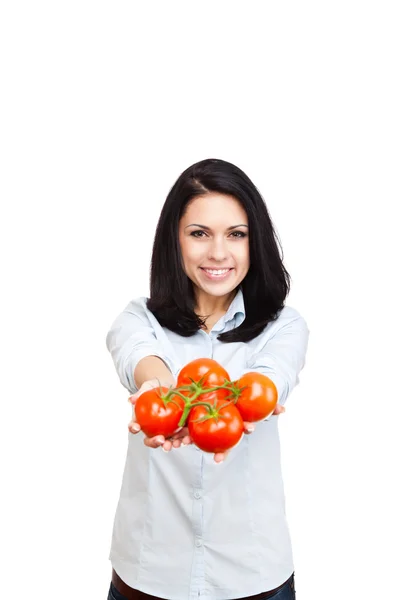 Jonge vrouw houd rode tomaten bos — Stockfoto