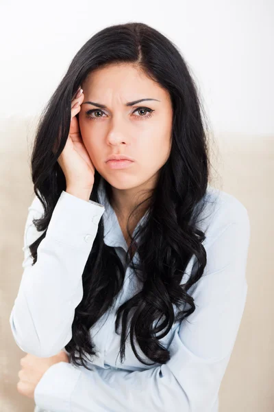 Upset woman cry hold head with hands — Stock Photo, Image