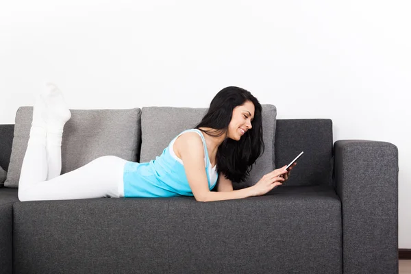 Mulher com tela sensível ao toque tablet — Fotografia de Stock