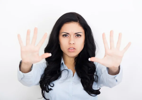 Ernste Frau macht Stopp-Handzeichen — Stockfoto