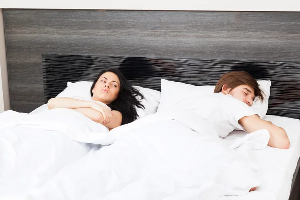 Casal separado infeliz deitado em uma cama — Fotografia de Stock