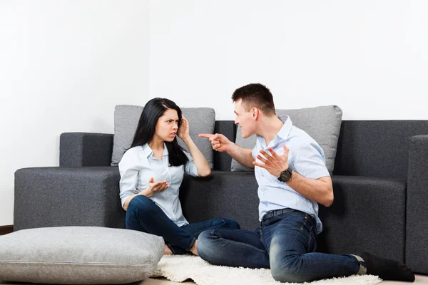 Conflicto de pareja sentado en el suelo en la sala de estar — Foto de Stock