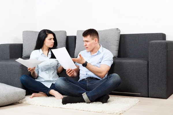 Нещаслива пара читає лист у вітальні — стокове фото