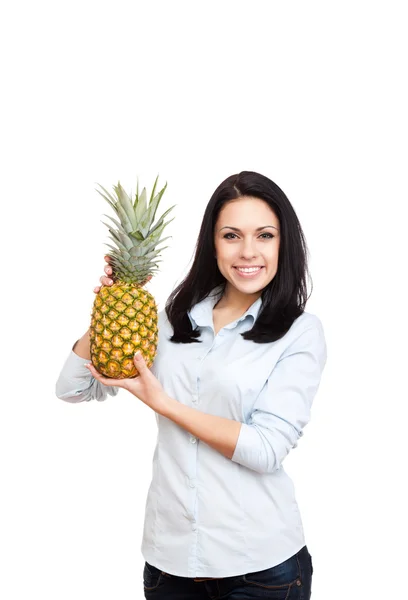 Jonge vrouw houd verse rauwe ananas — Stockfoto
