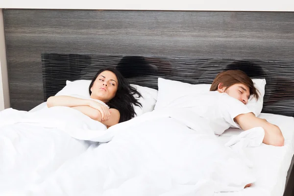 Нещаслива окрема пара лежить у ліжку — стокове фото