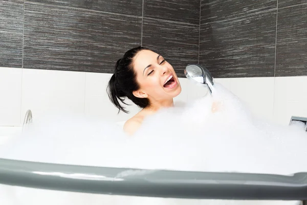 Hermosa mujer relajante en baño con espuma — Foto de Stock