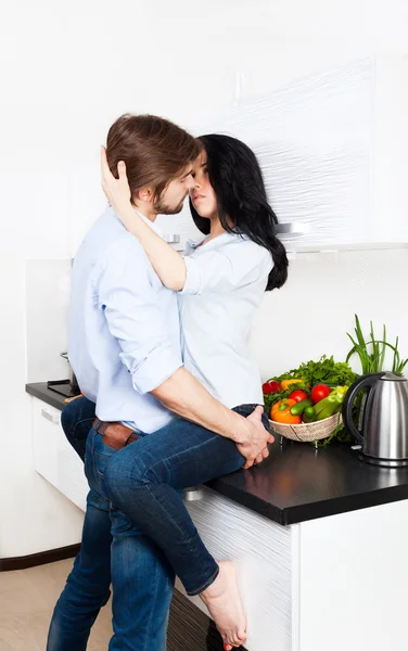 Casal sensual beijos em sua cozinha casa — Fotografia de Stock