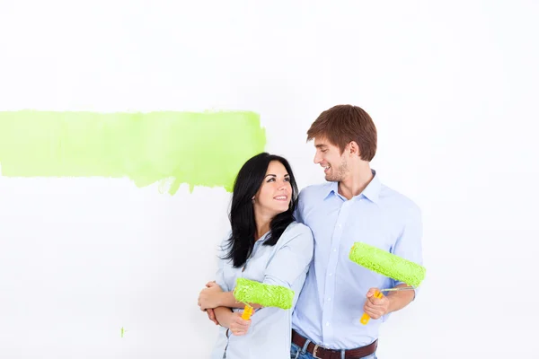 Happy couple peinture en couleur verte mur blanc — Photo