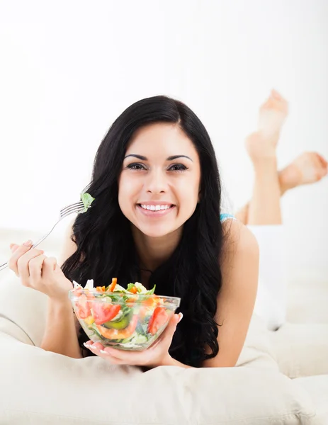 Donna che mangia insalata — Foto Stock