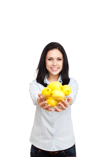 Mujer sostener tazón de vidrio lleno de limón — Foto de Stock