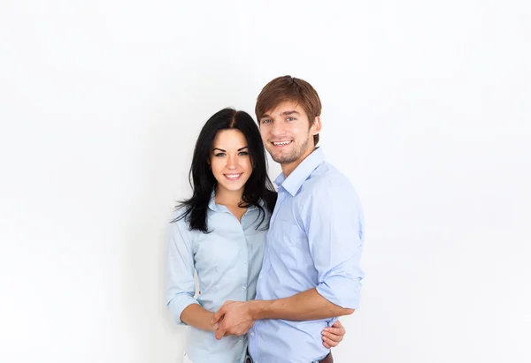 Paar lächelt an weißer Wand mit Kopierraum — Stockfoto
