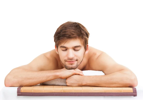 Atraente homem bonito descansando em um centro de massagem spa — Fotografia de Stock