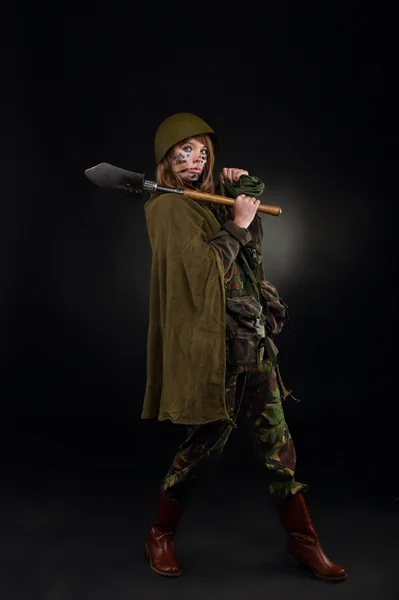 Armia dziewczyna trzymać łopatę — Zdjęcie stockowe