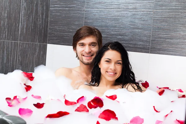 躺在按摩浴池的年轻快乐夫妇 — 图库照片