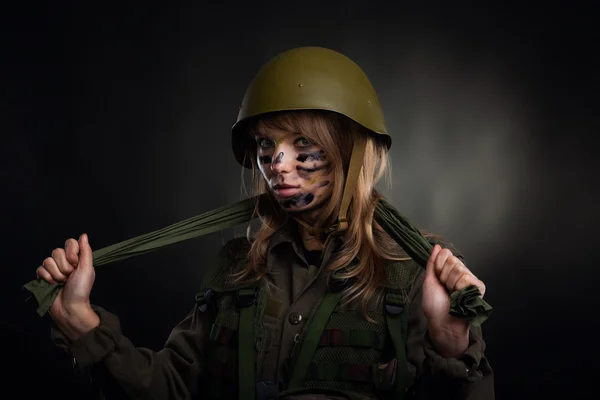 Mujer soldado usa casco — Foto de Stock