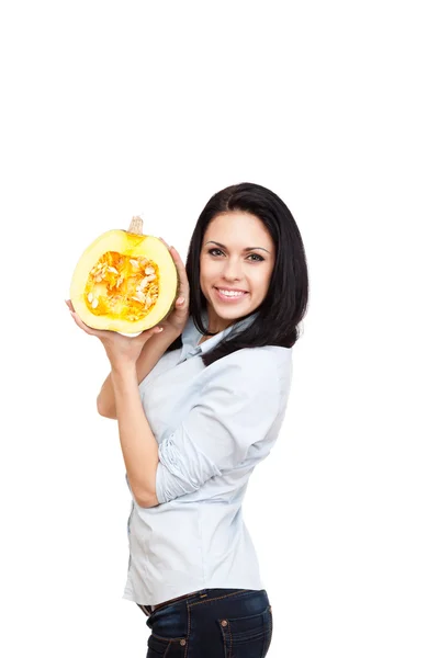 Vrouw houd ruwe pompoen snijden in de helft segment — Stockfoto