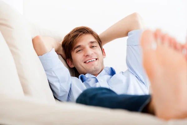 Homme couché sur le canapé — Photo