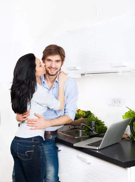 Pareja en la cocina, sonrisa feliz — Foto de Stock