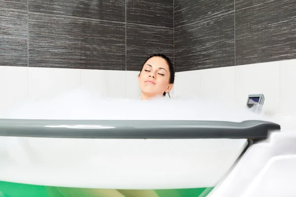 Красивая женщина расслабляется в ванной закрытые глаза — стоковое фото