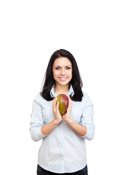 Junge Frau hält rohe Papaya in der Hand — Stockfoto