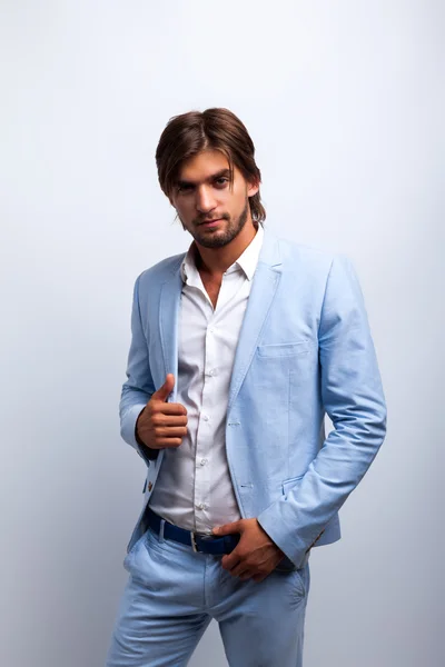 Los hombres de moda usan traje azul —  Fotos de Stock