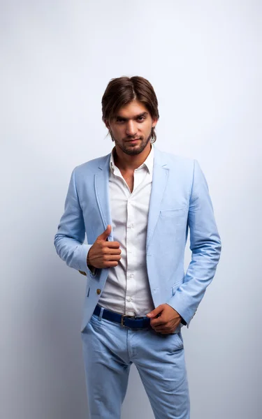 Los hombres de moda usan traje azul —  Fotos de Stock