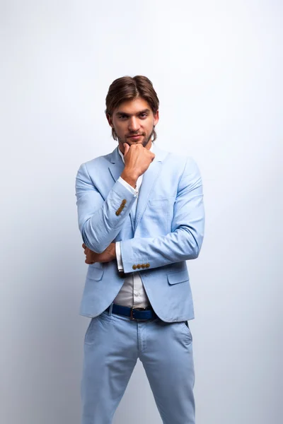 Los hombres de moda usan traje azul —  Fotos de Stock